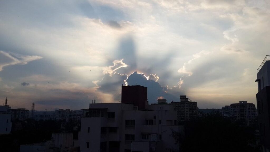 Pune: Humidity Spike Makes Heat Unbearable Despite Lower Temperatures; Yellow Alert Issued for Thunderstorms
