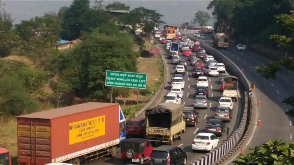 Heavy traffic jam on Pune-Mumbai Expressway