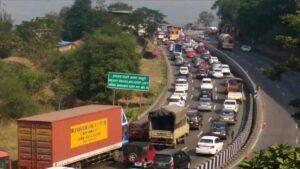 Heavy traffic jam on Pune-Mumbai Expressway