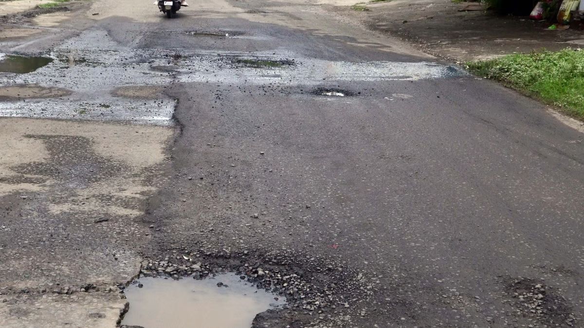 potholes on Pune-Bangalore highway