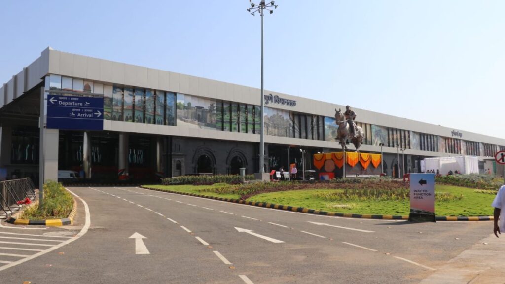 Pune: 1,278 Vehicles Penalised on Airport Road in 7 Days, 159 Cabs Fined in One Day Amid Traffic Crackdown 1 Pune airport cabs