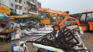 Pune: Massive Hoardings Collapse Near Shell Petrol Pump Amid Heavy Rain; Vehicles Damaged