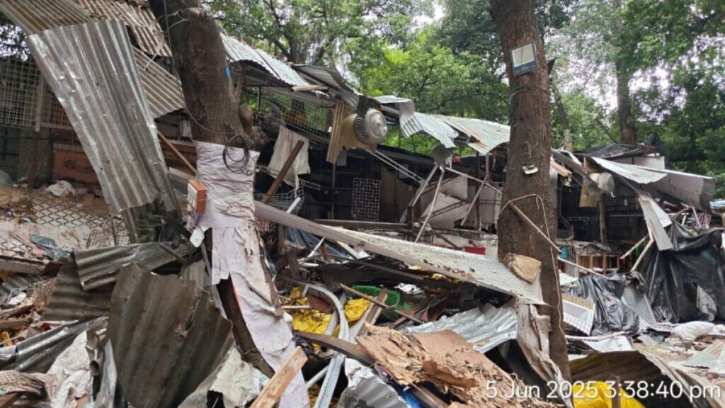 Pune: PMC Demolishes Unauthorized Stalls on FC Road in Major Anti-Encroachment Drive