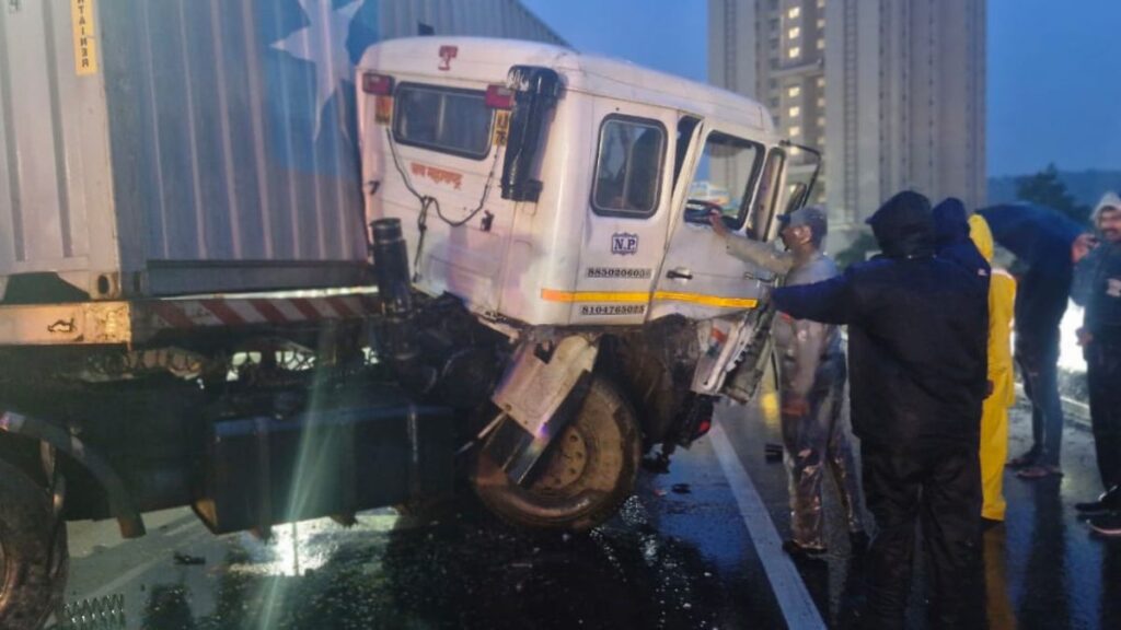 Pune multiple vehicle accident Kothrud