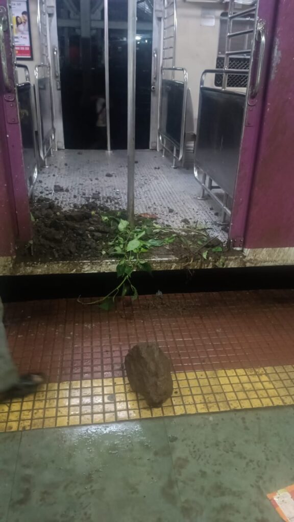 Mumbai: Landslide Debris Hits Local Train Coach at Kasara Station; Two Passengers Injured 2 Landslide hits train at Kasara station