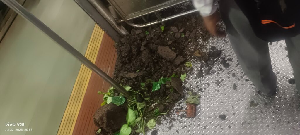 Mumbai: Landslide Debris Hits Local Train Coach at Kasara Station; Two Passengers Injured 3 Landslide hits train at Kasara station