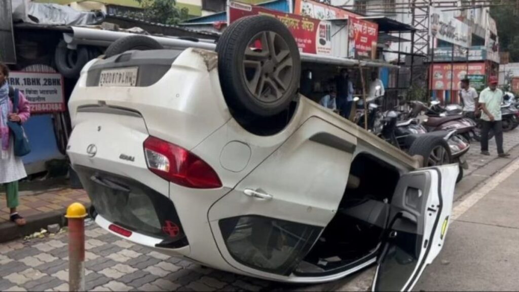 Pune car accident near Ramkrushna Natyagruha