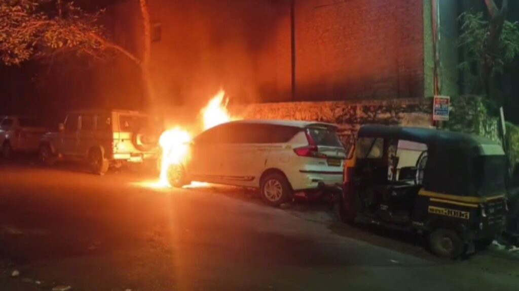Pune: Parked Ertiga Catches Fire Near Siddhi Hospital in Balajinagar; No Injuries Reported 1 Pune car fire incident