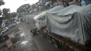 Pune pothole accident Chakan HR executive death