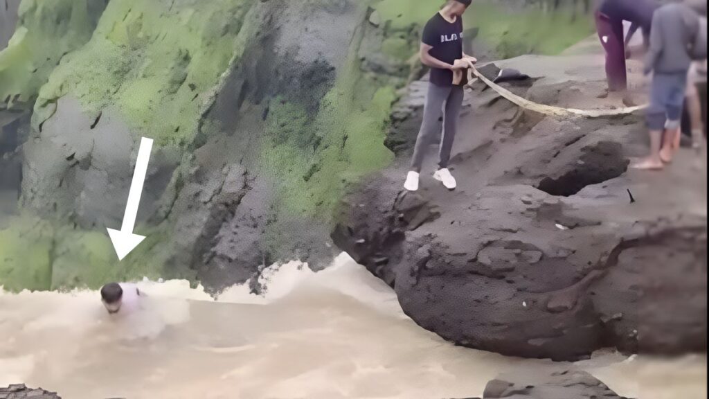 Tourist rescue at Kalu Waterfall