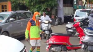 Masked man with knife in Akurdi