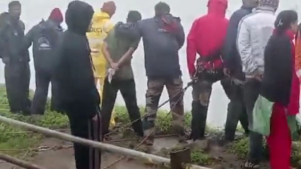 Youth Falls Off into Deep Valley at Sinhagad Fort; Search Continues 1 Sinhagad tourist missing