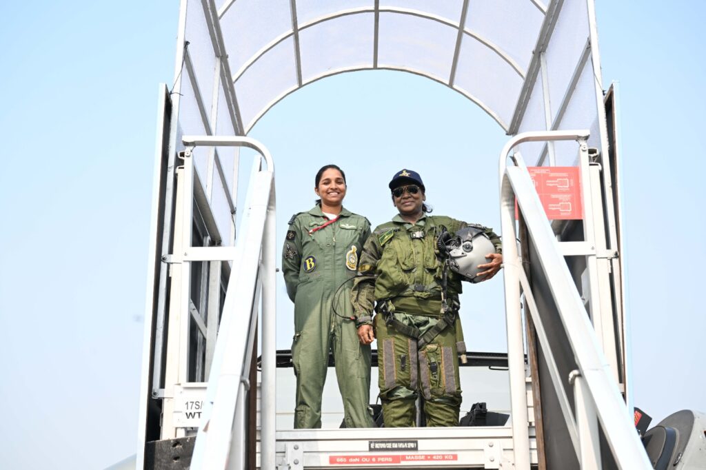 President of India, Droupadi Murmu poses with Sqn Ldr Shivangi Singh