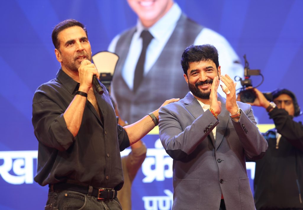 Akshay Kumar and Pune MP Murlidhar Mohol at MP Sports Festival, Pune