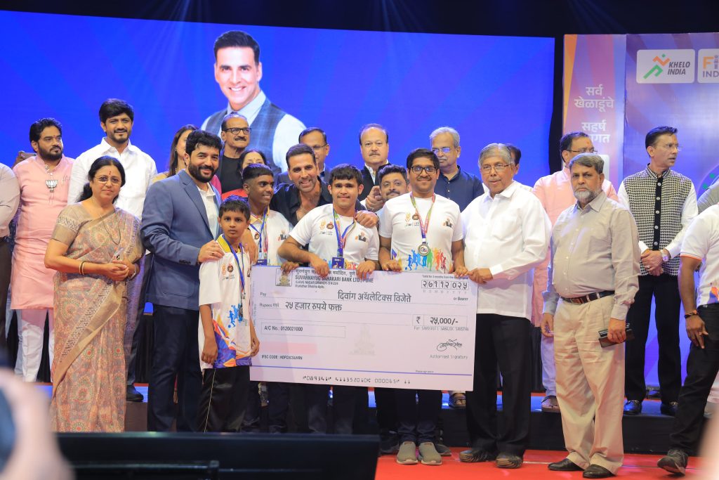 Akshay Kumar and Pune MP Murlidhar Mohol at MP Sports Festival, Pune giving away awards