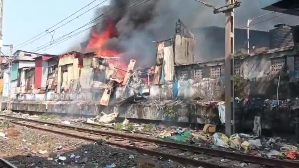 Fire in Dharavi Disrupts Western Railway Services Between Bandra and Mahim