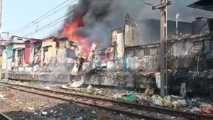Fire in Dharavi Disrupts Western Railway Services Between Bandra and Mahim