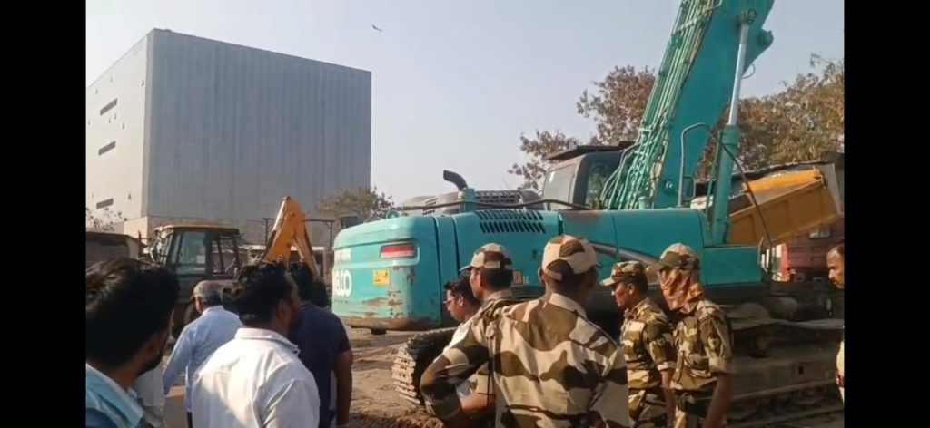 PMC Demolishes Illegal Structures