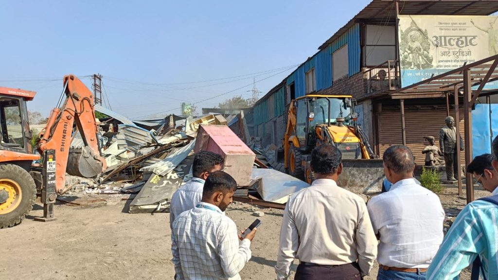 PMC demolishes illegal structures