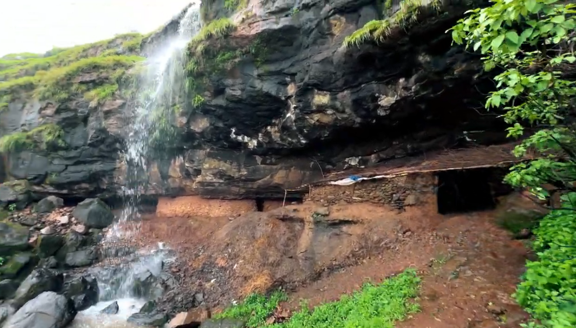 a cave where residents of Phopsandi still live to this day. There is a waterfall from the mountain that makes the roof of the cave.